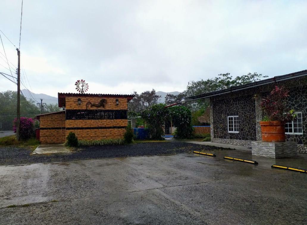 El Valle de Anton Windmill Hostal מראה חיצוני תמונה
